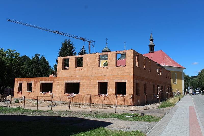 Apartmány v centru Deštného v sousedství kostela mají být dokončené do vánočních svátků v roce 2023. Snímek ze srpna 2022.