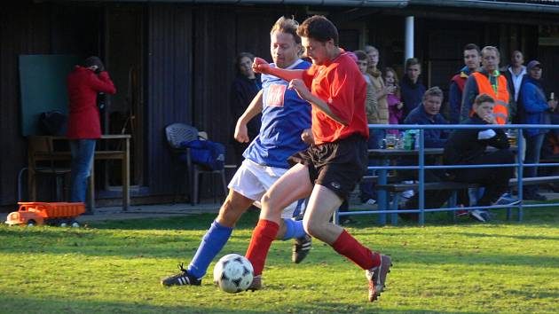 SOUSEDSKÉ DERBY fotbalistů Křovic a Dobrušky C poutá pozornost fanoušků. Podzimní duel v Křovicích skončil bezgólovou remízou a v penaltovém rozstřelu uspěli domácí 4:3.  