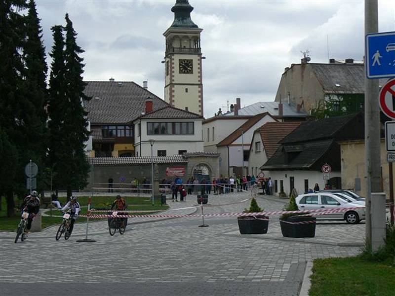 Finálového závodu ulicemi města Dobrušky se zúčastnilo osmdesát bikerů.