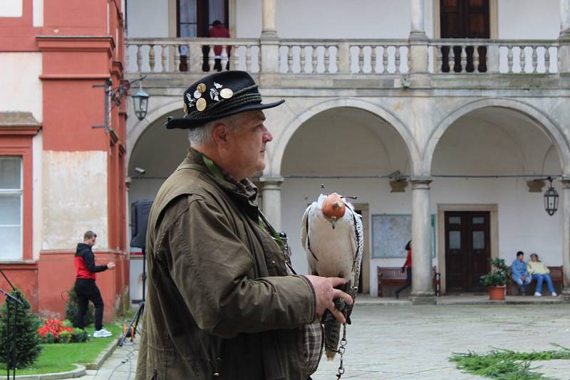 Ze zahájení Národního sokolnického setkání v Opočně s mezinárodní účastí