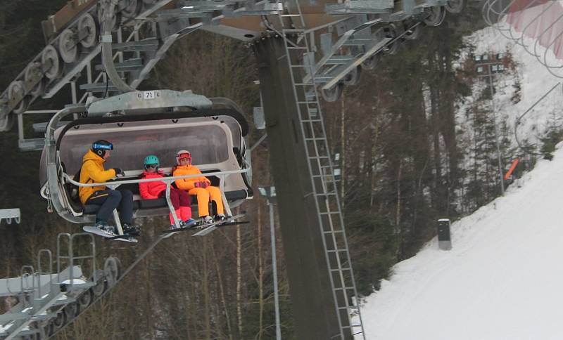Loni se sezona v Orlických horách vydařila, provozovatelé lyžařských středisek doufají, že počasí bude opět přát a vyjde jim i ta nadcházející. Z Říček.