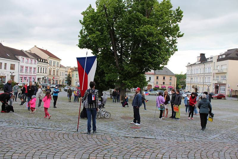 Na rychnovském Starém náměstí se ve čtvrtek večer sešlo necelých pět desítek příznivců Milionu chvilek pro demokracii.