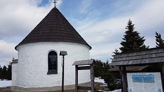 Na hlavním hřebeni Orlických hor se nachází tajemný solitér Kunštátské kaple  - Rychnovský deník