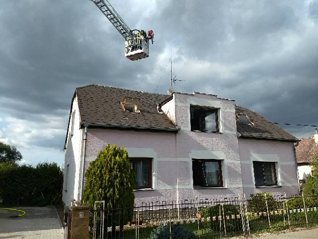 Sedm jednotek hasičů likvidovalo požár rodinného domu v Čermné nad Orlicí.