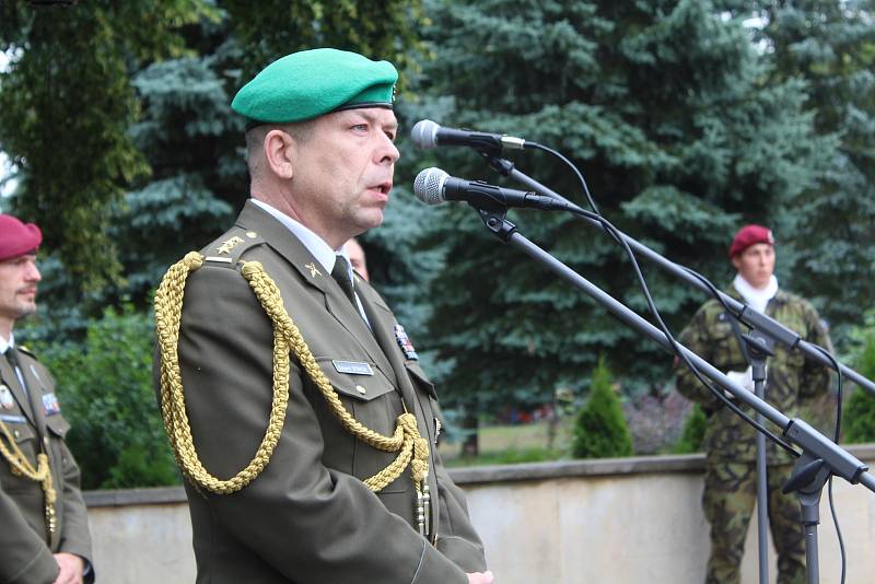 U pomníku Obětem válek v Týništi nad Orlicí. Eduard Stehlík