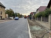 Na konci října ještě silničáři v Solnici pracovali na chodnících.
