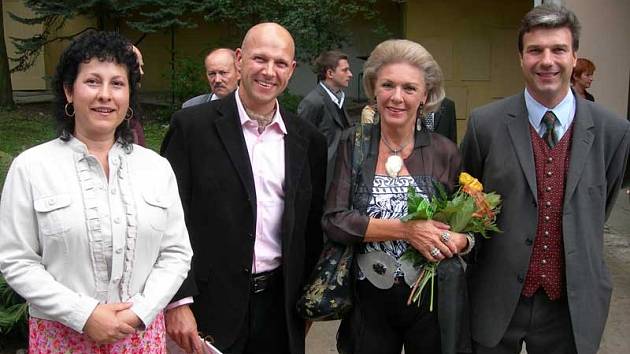 V OPOČENSKÉM LETOHRÁDKU v roce 2006. Na snímcích je zachycená hraběnka spolu se svými syny během vernisáže výstavy Pocta Františku Kupkovi.