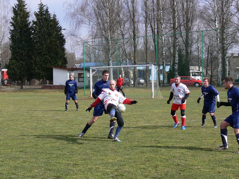 SEDM GÓLŮ nastříleli fotbalisté Dobrušky v generálce na jarní start do sítě Horního Jelení. Na snímku dobrušský obránce Lukáš Petr v souboji s jedním z hráčů soupeře.