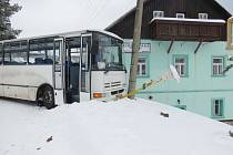 Nehoda autobusu v Bartošovicích v orlických horách.