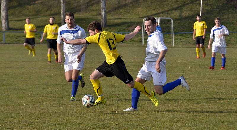 Kostelečtí fotbalisté (v bílém) v jarní premiéře remizovali s Vysokou 1:1, v penaltovém rozstřelu uspěli hosté.