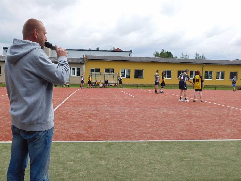 Utkání starých gard vtipně moderoval Slávek Jelen.