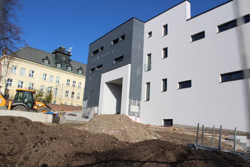 Bývalé rychnovské kino se mění na knihovnu.