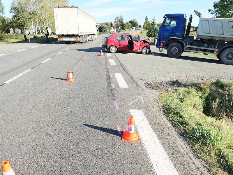 Felicie se srazily na křižovatce v Podbřezí, jedna byla odhozena na nákladní vozidlo značky Volvo.