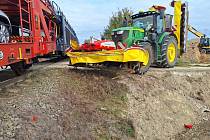 K nehodě nákladního vlaku a traktoru došlo v úterý dopoledne v Solnici.