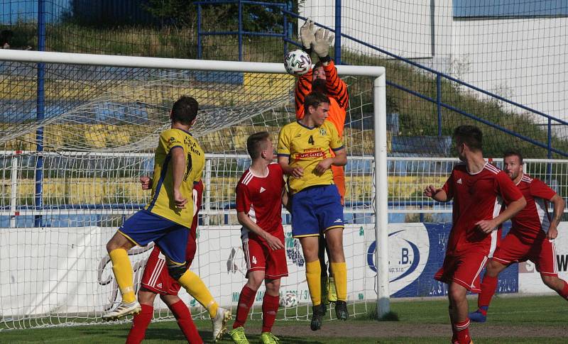 Fotbalisté Starého Města (žluté dresy) doma zvítězili nad Uherským Ostrohem přesvědčivě 7:2.