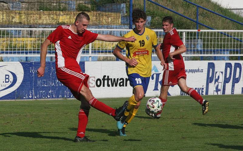 Fotbalisté Starého Města (žluté dresy) doma zvítězili nad Uherským Ostrohem přesvědčivě 7:2.