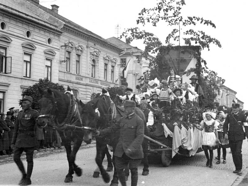 FOTOGRAFIE použité v knize nebyly nijak popsané, a tak byla jejich „identifikace“ mnohdy prací detektivní. I o tom je kniha Opočno v proměnách. A fotka? Téměř s jistotou se jedná o červenec 1933, kdy v Opočně probíhala Řemeslnicko živnostenská výstava.