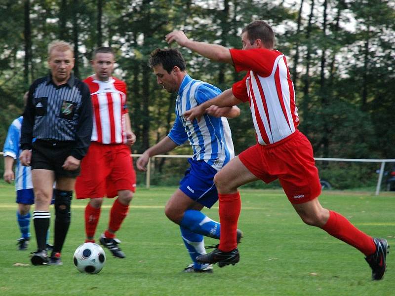 Z finálového utkání fotbalového Poháru Rychnovska Petrovice - Vamberk (0:1). 