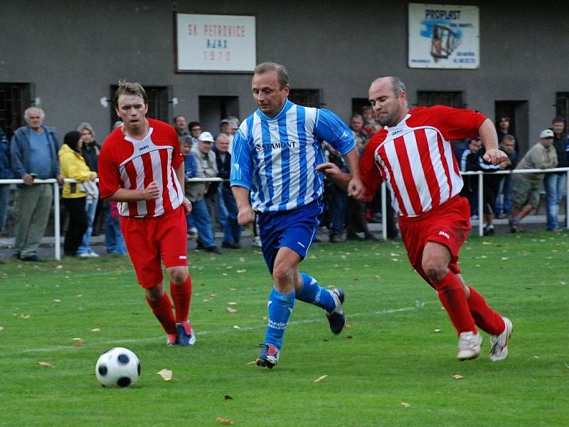 Z finálového utkání fotbalového Poháru Rychnovska Petrovice - Vamberk (0:1). 