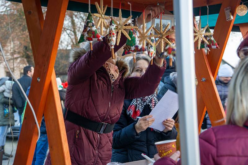 Z adventního jarmarku a rozsvícení vánočního stromku v Albrechticích nad Orlicí.