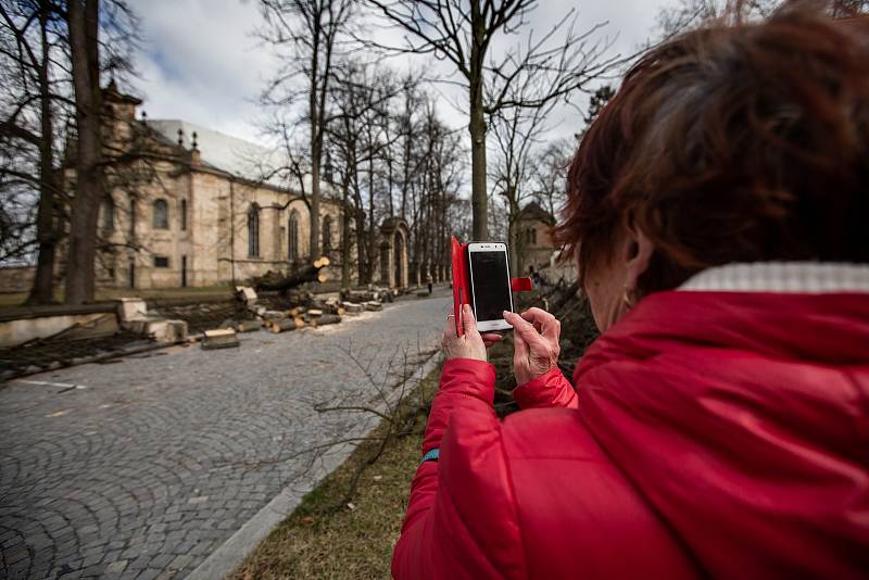 Vichřice, která se přehnala krajem, v Rychnově nad Kněžnou pobořila historický plot u kostela.