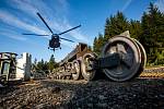 V Říčkách v Orlických horách vrtulník montoval novou sedačkovou lanovku. Je to jediná šestisedačka v Orlických horách