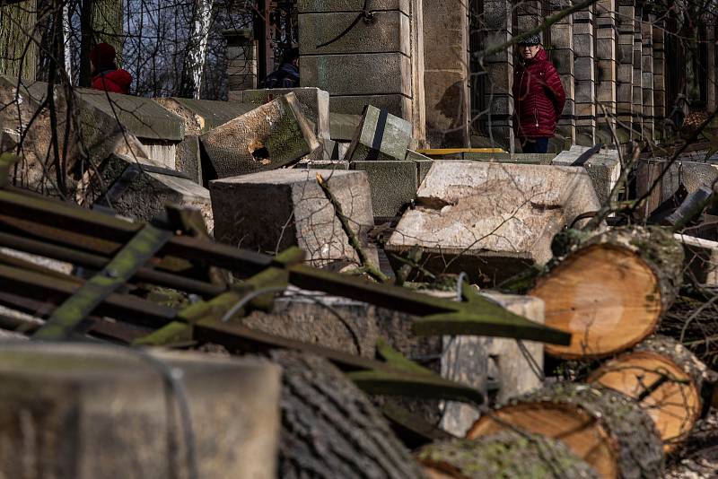 Vichřice, která se přehnala krajem, v Rychnově nad Kněžnou pobořila historický plot u kostela.