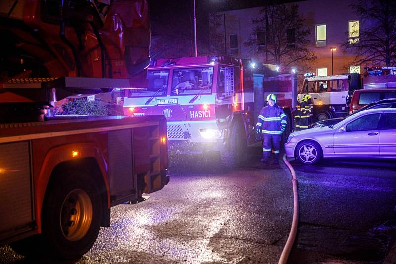 Pět jednotek hasičů bojovalo s požárem baráku v Rychnově