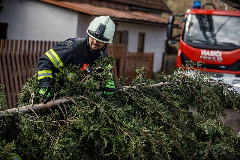 Hasiče zaměstnalo během vichřice na 400 událostí po celém kraji