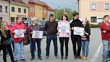 Demonstrace proti rozšiřování výroby závodu Isover společnosti Sain-Gobain (dřive Orsil) v Častolovicích.