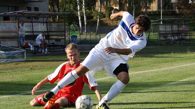 PRVNÍ JARNÍ okresní derby měl dnes vidět Ohnišov, ale duel s Kostelcem nad Orlicí byl z důvodu nezpůsobilého terénu odložen. V podzimním střetnutí vyhráli Kostelečtí 2:0.