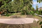 Pobyt v Seykorově parku zpříjemní nové mlatové cesty a nově instalované lavičky.