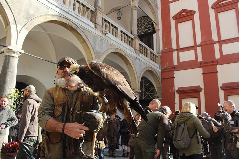 Sokolníci s dravci slavnostně zahájili setkání v Opočně.