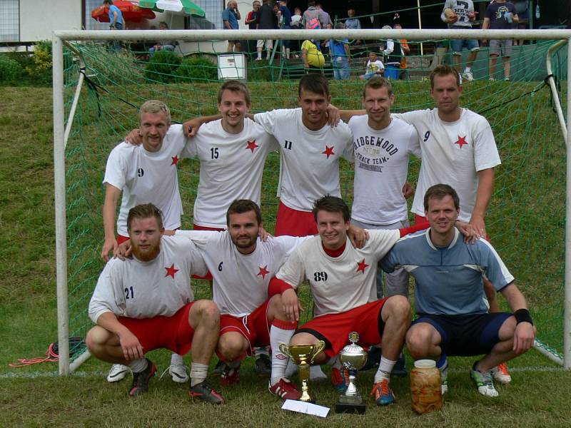 VÍTĚZOVÉ. Hráči týmu Lambáda Hradec Králové předváděli na Vršovan Cupu kvalitní výkony a po zásluze dokráčeli k premiérovému triumfu na tomto populárním klání.     