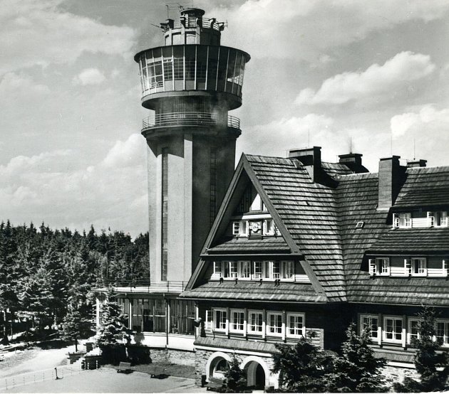 Rozhledna na Suchém vrchu, 32 metrů vysoká vodárenská věž s dvěma vyhlídkovými ochozy. Fotografie pochází z roku 1955.