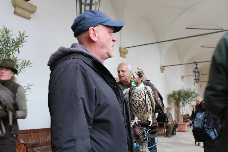 Ze zahájení Národního sokolnického setkání v Opočně s mezinárodní účastí