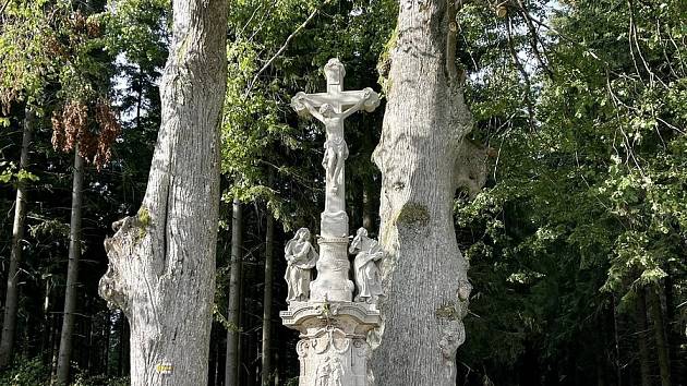 Nově opravený kříž stojí v horní části Neratova v Orlických horách.