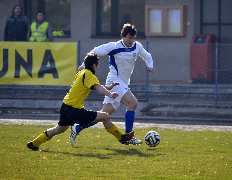 Kostelečtí fotbalisté (v bílém) v jarní premiéře remizovali s Vysokou 1:1, v penaltovém rozstřelu uspěli hosté.