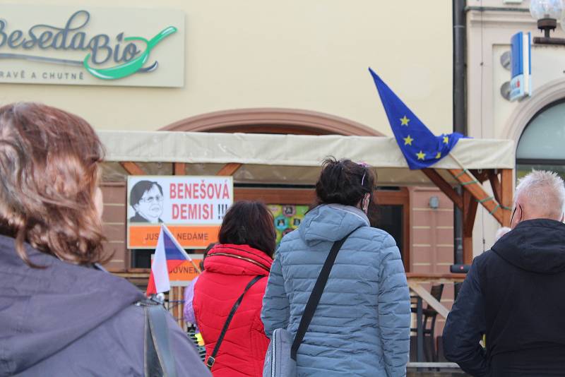 Na rychnovském Starém náměstí se ve čtvrtek večer sešlo necelých pět desítek příznivců Milionu chvilek pro demokracii.