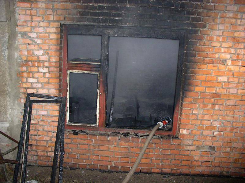 Slatina (Rychnovsko): Požár rodinného domu likvidovaly 4 sbory.