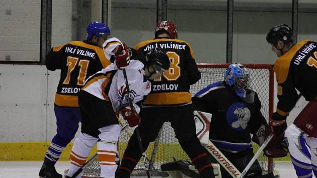 PRVNÍMI ZÁPASY předkola play off pokračovala Rychnovská hokejová liga.        