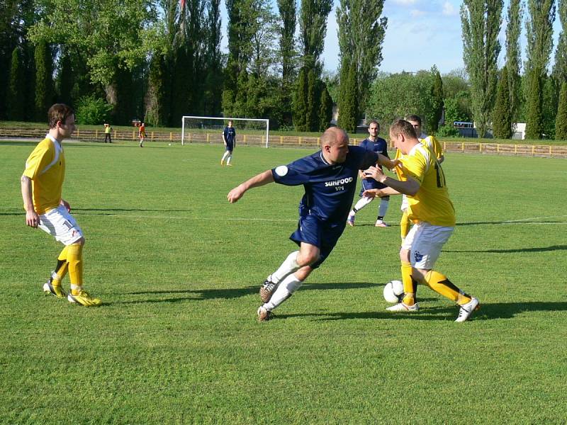 Dva góly vstřelil do sítě Broumova Marcel Hájek (na snímku vlevo v souboji s Martinem Růžičkou) a nasměroval tak Dobrušku k zisku třech důležitých „záchranářských“ bodů. 