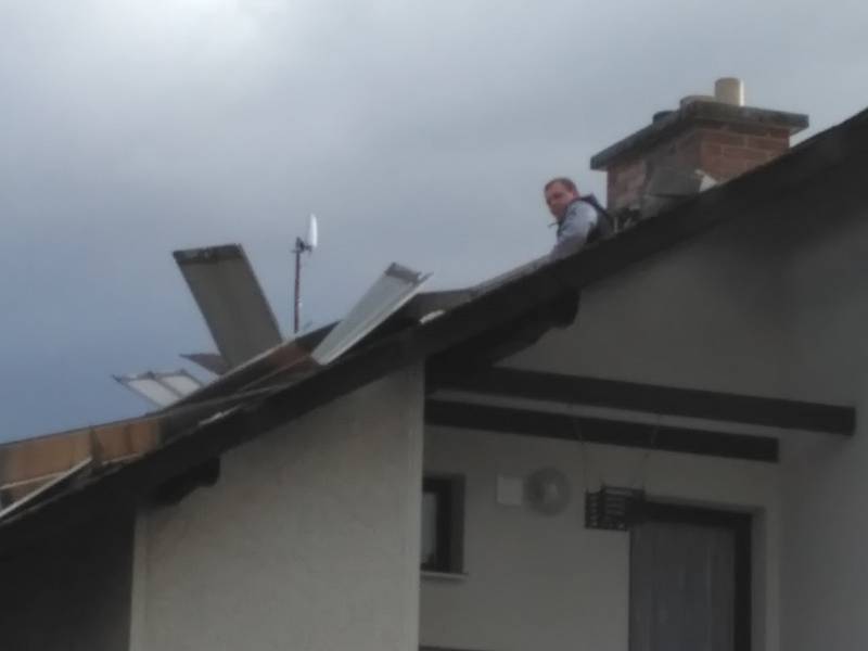 Dobrovolní hasiči z Pohoří: hrdinové na střeše.