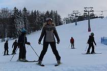 První den lyžování ve Skicentru Deštné v Orlických horách.