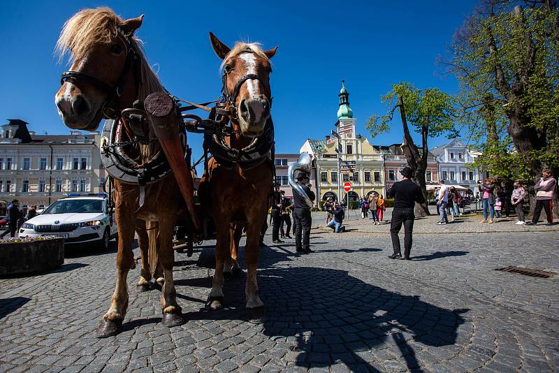 Skupina Black Burinos projela Rychnovem nad Kněžnou, v době karantény tak zahrála občanům z pojízdného pódia.