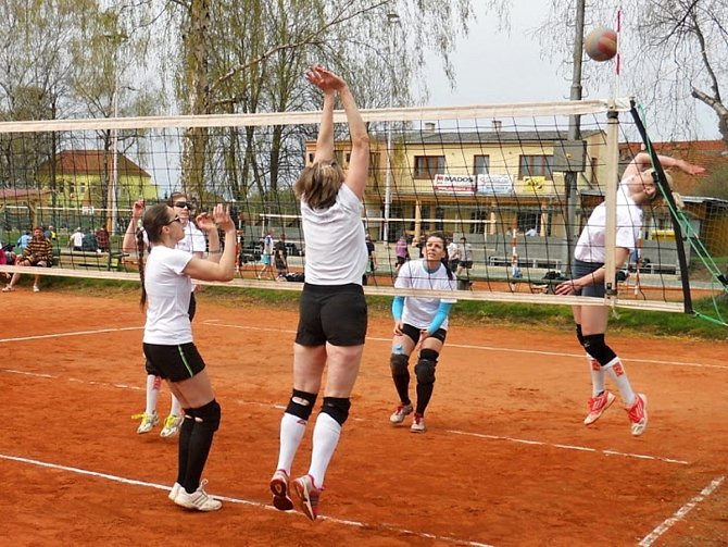 TRADIČNÍHO jarního volejbalového klání v Česticích se letos zúčastnilo celkem sedmadvacet družstev.  