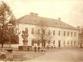Snímek školní budovy v čísle popisném  4 na opočenském Trčkově náměstí. 