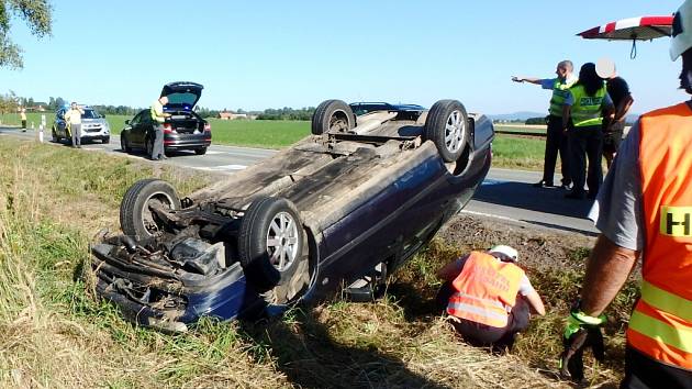 Havárie osobního automobilu u železničního přejezdu na silnici mezi Pěčínem a Rokytnicí v Orlických horách.