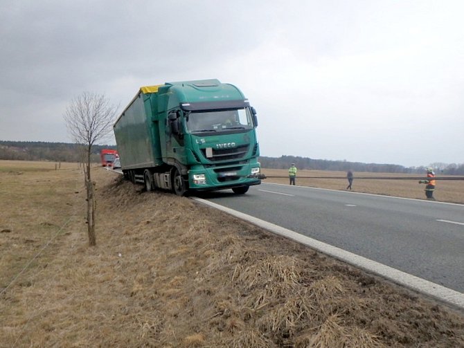 Zapadlý kamion u Čestic.