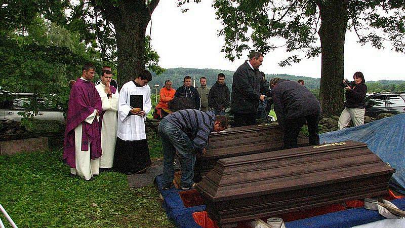 Pohřbení ostatků německých obyvatel.